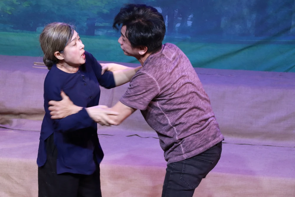 Bà Hai ra sức khuyên ngăn con trai