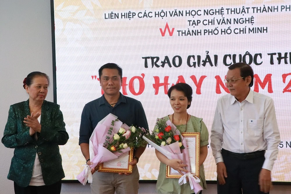 tap-chi-van-nghe-tphcm5.JPG