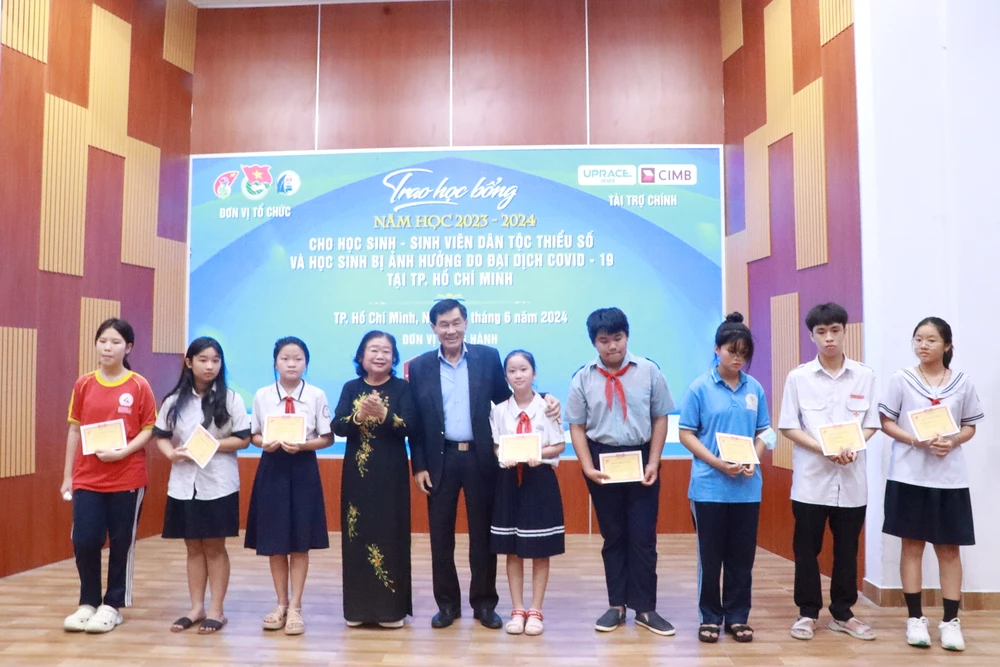 Quỹ học bổng Vừ A Dính