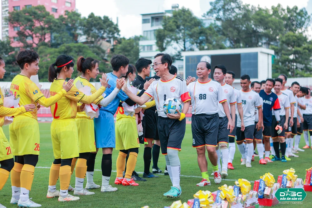 Giao hữu bóng đá