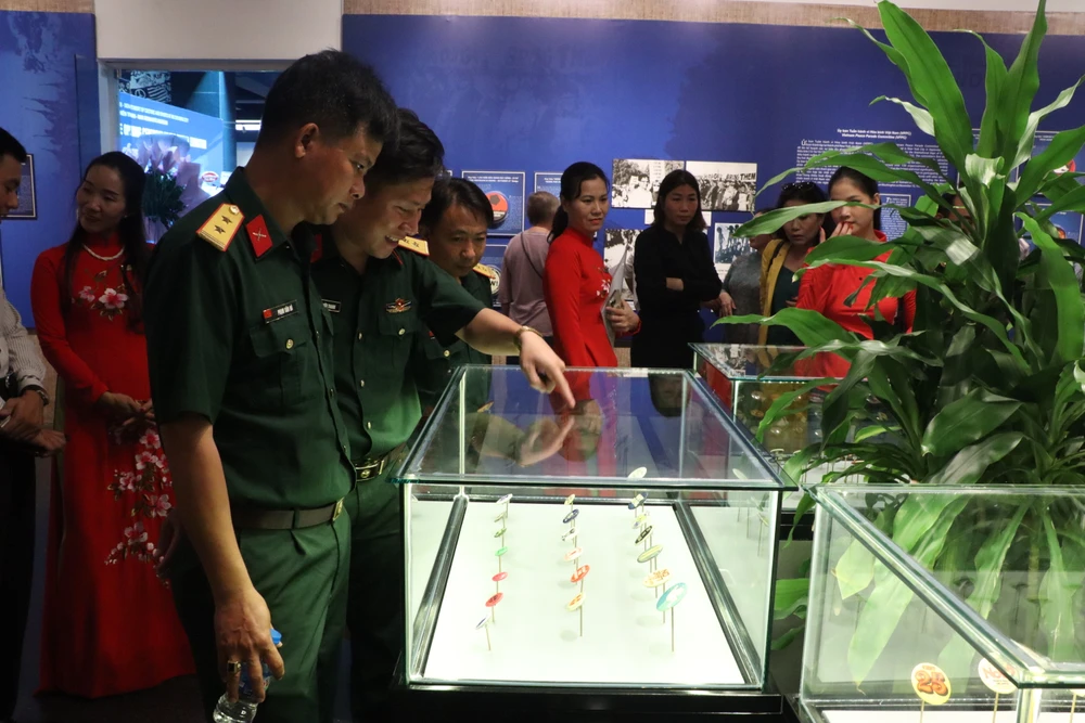 Câu chuyện từ những huy hiệu phản chiến