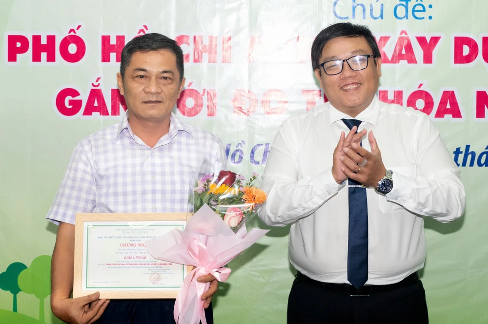 Trao giải nhất cho nhiếp ảnh gia chụp bộ ảnh "Gốm chén đựng mủ cao su".