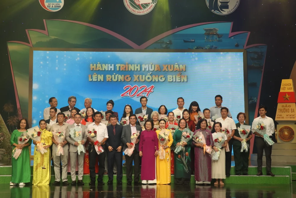 Hành trình mùa xuân lên rừng xuống biển