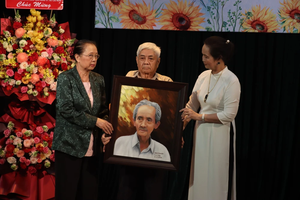 Trao giải cống hiến cho cố nhà văn Trang Thế Hy