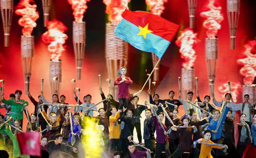 Tổ khúc múa "Giải phóng miền Nam" ở điểm cầu TP.HCM. ẢNH: THUẬN VĂN