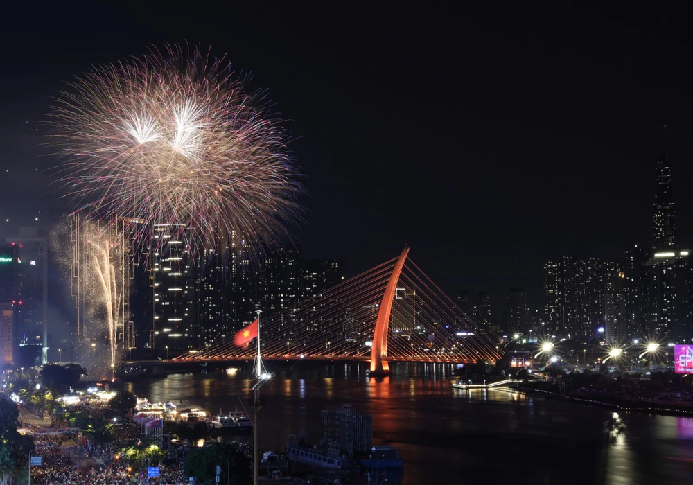 TP.HCM bắn pháo hoa sau khi cầu truyền hình "Vang mãi khúc khải hoàn" khép lại. ẢNH: THUẬN VĂN