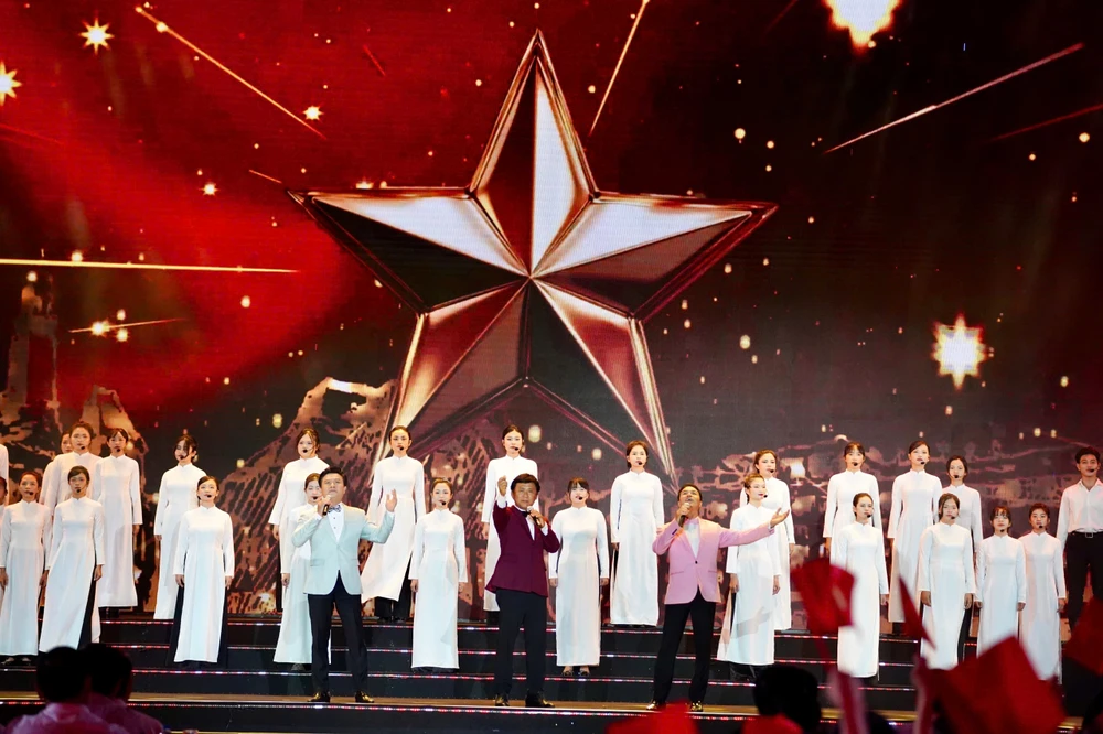 NSND Tạ Minh Tâm, NSUT Phạm Thế Vĩ và Anh Bằng thể hiện ca khúc Ta tự hào đi lên, Ôi Việt Nam. ẢNH: THUẬN VĂN