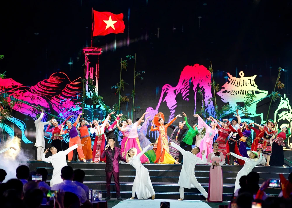 Ca khúc "Một vòng Việt Nam", "Nối vòng tay lớn" do Hồ Trung Dũng và các nghệ sĩ biểu diễn. ẢNH: THUẬN VĂN