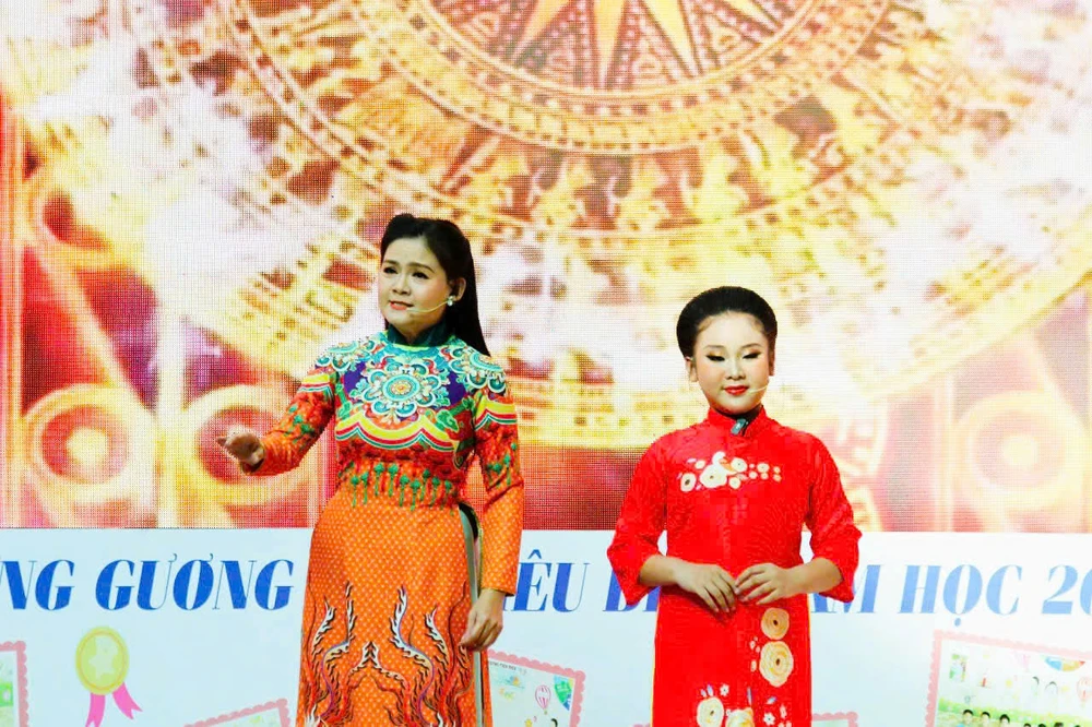san-khau-hoc-duong-sang-ngoi-su-viet7.jpg