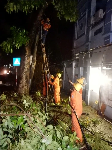 Thợ điện thủ đô nỗ lực khôi phục lưới điện sau bão ảnh 4