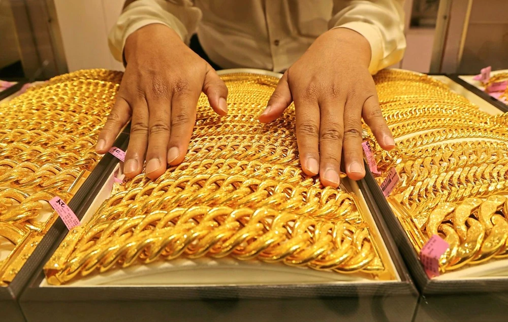 Lạm phát Mỹ cao bất ngờ khiến giá vàng, cổ phiếu Mỹ sụt mạnh