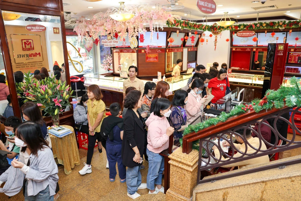 pho-vang-ha-noi-dong-duc-trong-ngay-than-tai