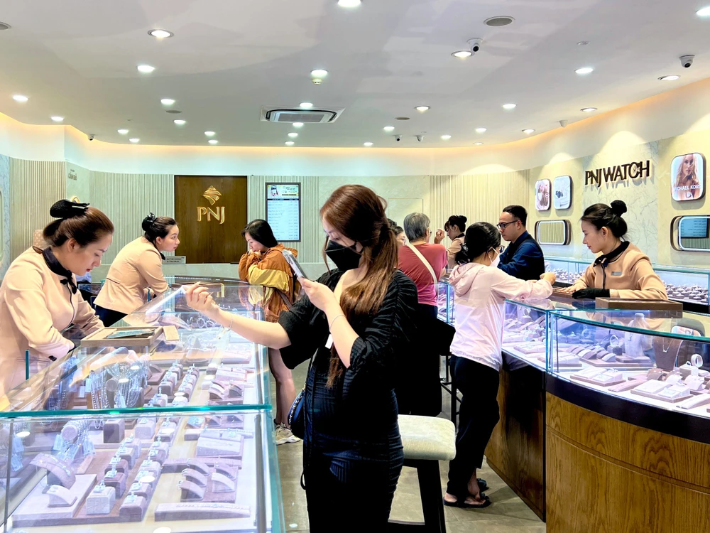 Giá vàng thế giới tăng vọt lên sát ngưỡng cao chưa từng thấy