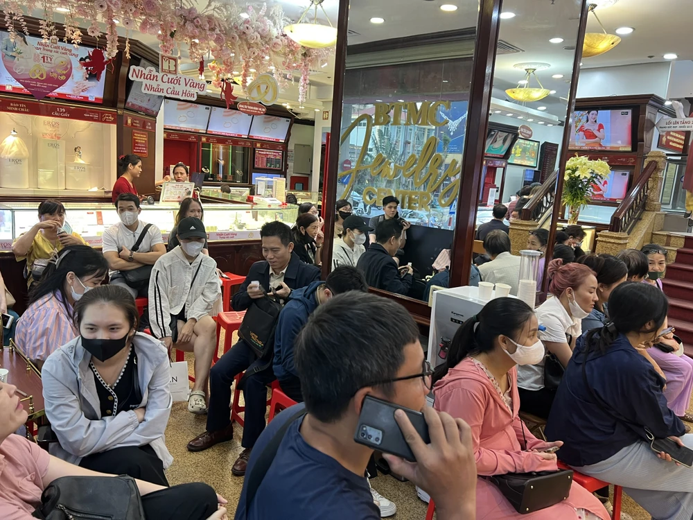 Thị trường vàng Hà Nội: Đông người đi bán nhưng cũng không ít người mua