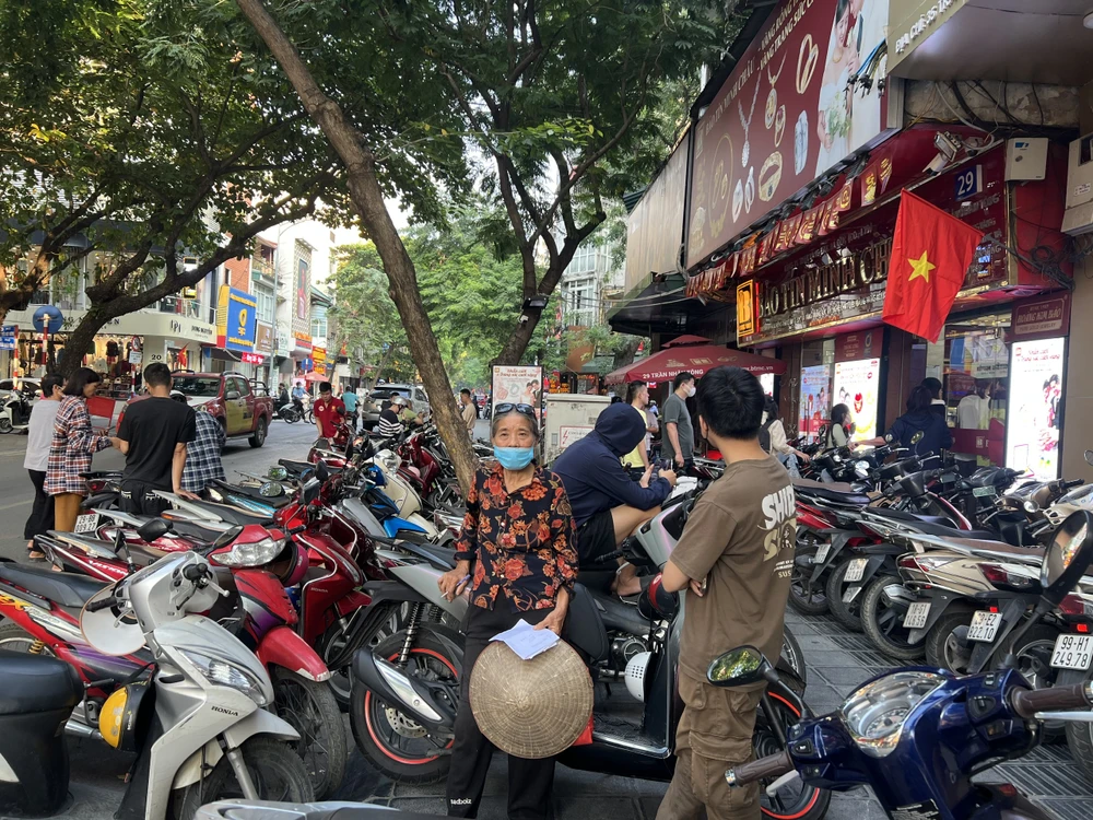 Giá vàng thế giới bật tăng mạnh, thị trường vàng trong nước mua bán sôi động