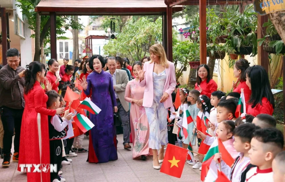 Phu nhân Chủ tịch nước và Phu nhân Tổng thống Bulgaria thăm Trường Mầm non Việt - Bun