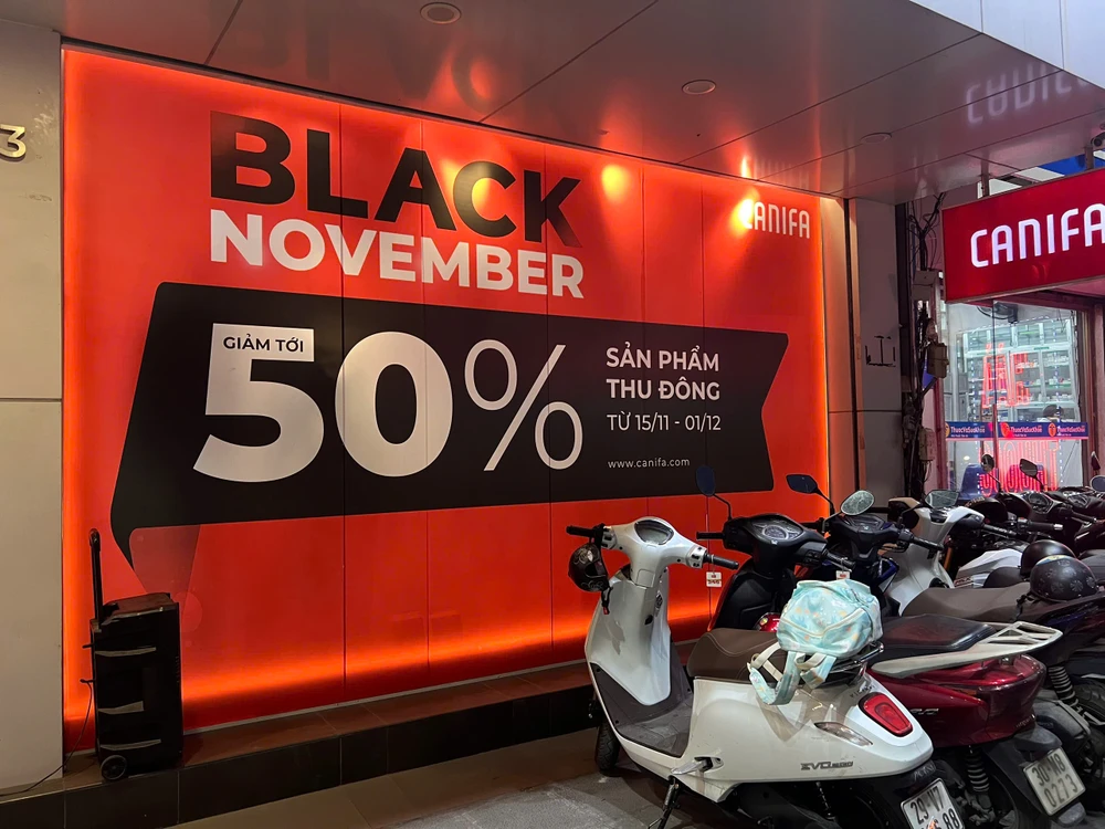 Dịp Black Friday tại Hà Nội: Cửa hàng khuyến mại khủng, khách ngần ngại “xuống tiền”