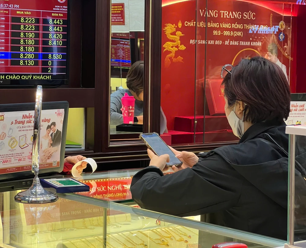 Phản ứng khác thường của thị trường vàng Hà Nội khi giá vàng giảm sốc