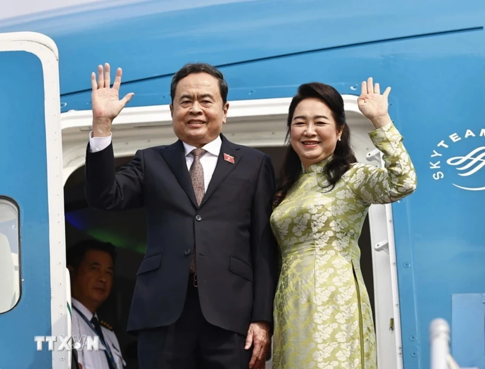 Chủ tịch Quốc hội và Phu nhân lên đường thăm chính thức Singapore và Nhật Bản