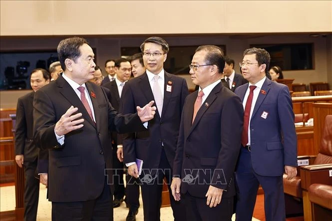 Chủ tịch Quốc hội Trần Thanh Mẫn và Chủ tịch Quốc hội Singapore Seah Kian Peng thăm phòng họp của Nghị viện. Ảnh: TTXVN