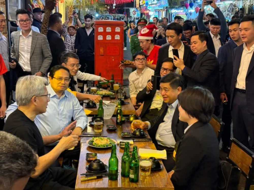 Thủ tướng Phạm Minh Chính và CEO tập đoàn Nvidia dạo phố cổ và uống bia