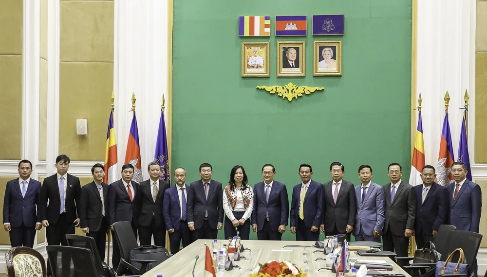 Đoàn công tác Bộ Ngoại giao do Thứ trưởng Lê Thị Thu Hằng dẫn đầu làm việc với.jpg