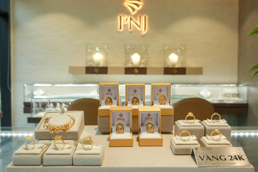 Giá vàng thế giới tăng mạnh lên sát mốc 2.700USD/ounce