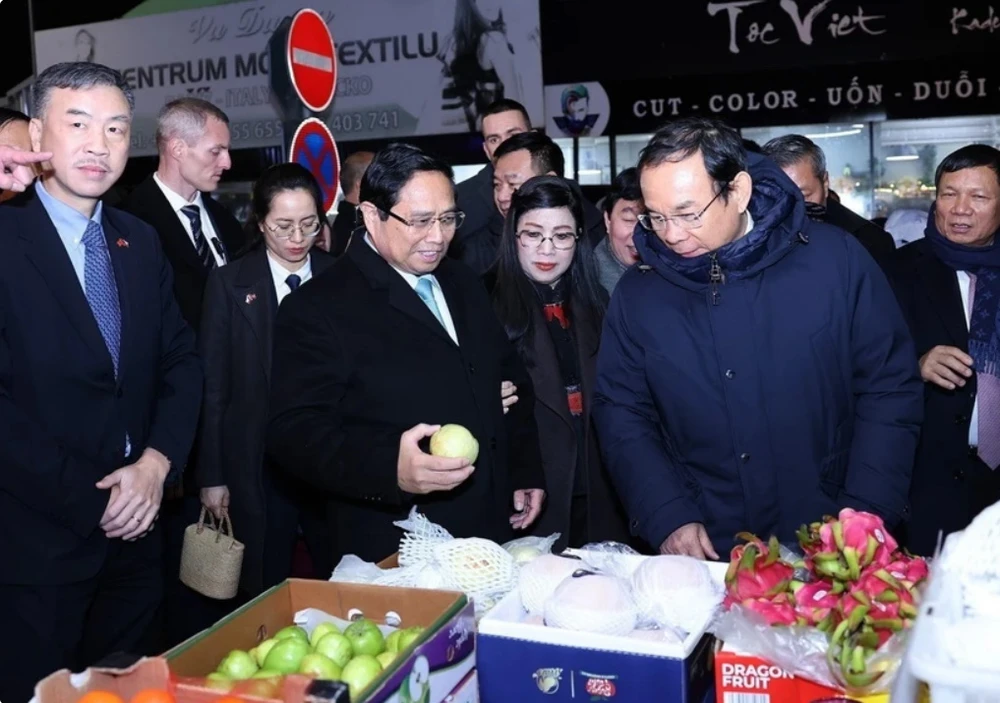 Thủ tướng Phạm Minh Chính thăm các trung tâm thương mại của người Việt Nam tại Cộng hoà Séc