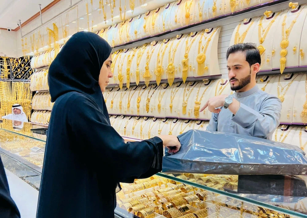 oạt động kinh doanh tại chợ vàng Dubai rất phát triển, thu hút không chỉ người bản xứ mà cả người nước ngoài - Ảnh: NGỌC DIỆP