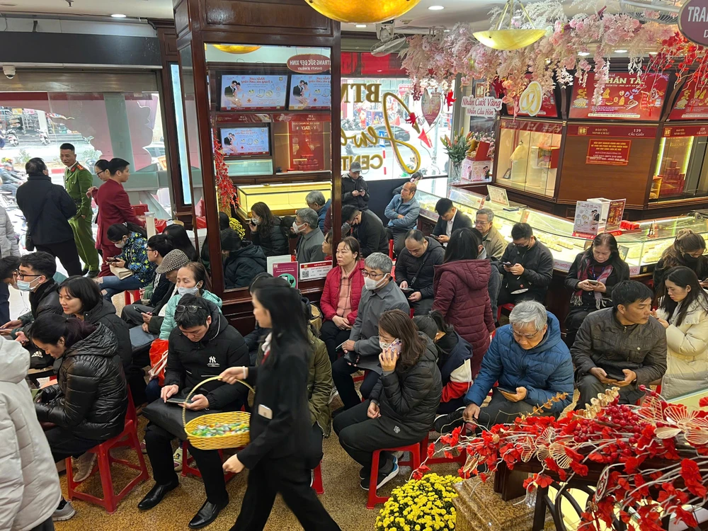 Chuyên gia nói gì về việc một số doanh nghiệp vàng ở Hà Nội không có vàng nhẫn để bán?