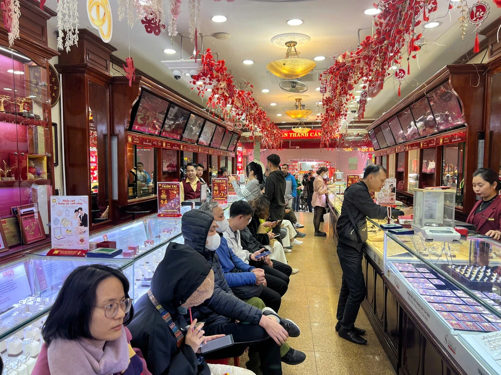 Hà Nội: Đông đúc người mua vàng nhưng cũng tấp nập người bán