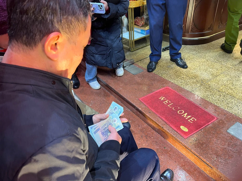 Người Hà Nội cầm xấp tiền đi mua vàng trong ngày Thần tài