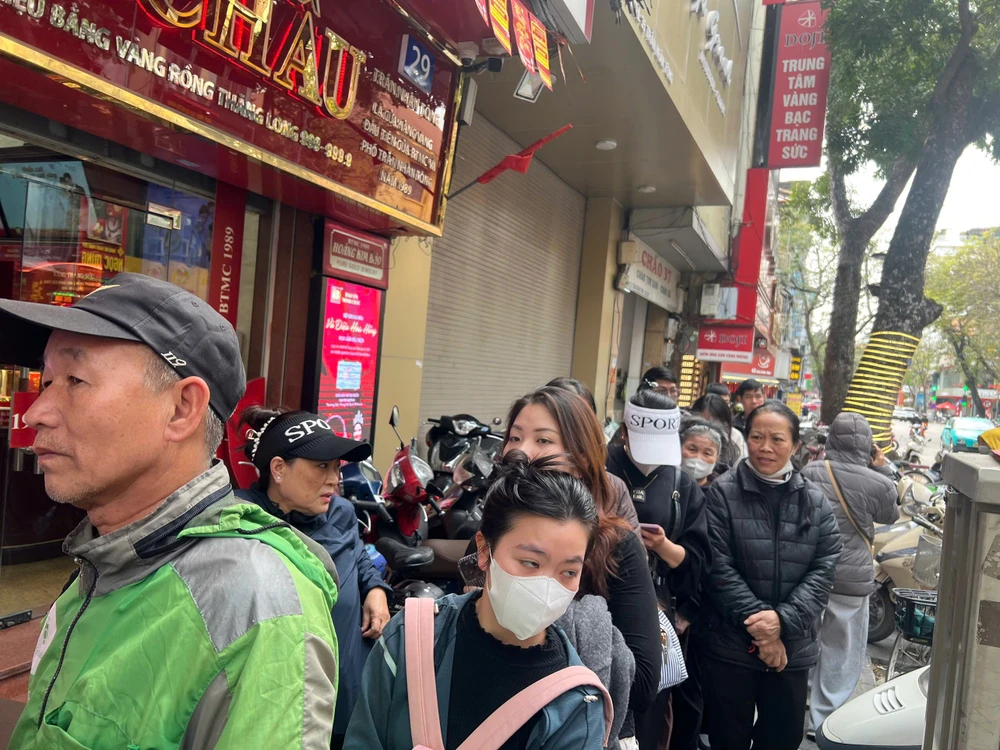 Giá vàng lên sát 100 triệu đồng/lượng, người Hà Nội xếp hàng mua... nửa chỉ vàng