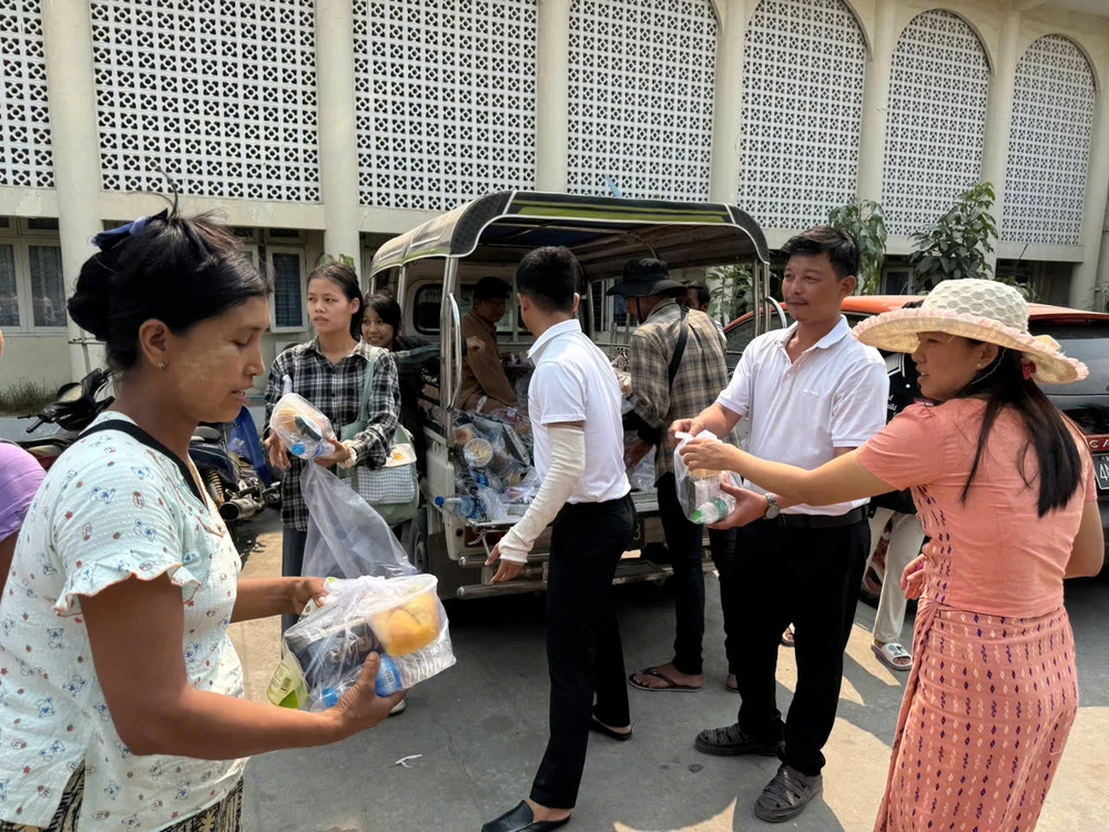 nguoi-viet-tai-myanmar-chung-tay-ho-tro-nguoi-dan-dia-phuong-vuot-qua-kho-khan.jpg