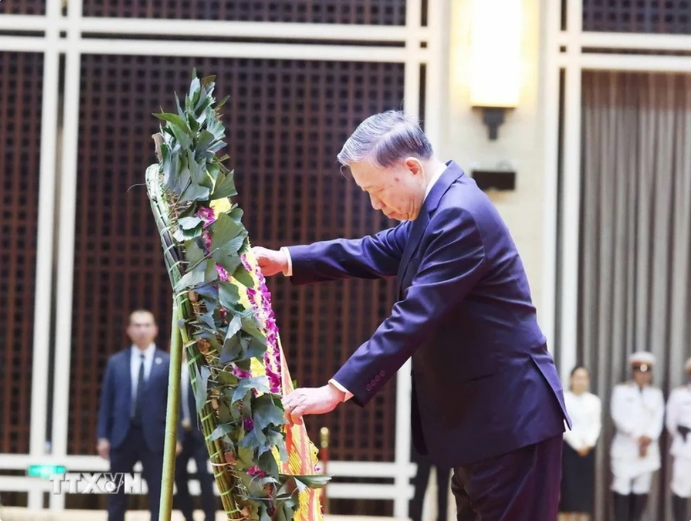 Tổng Bí thư Tô Lâm dẫn đầu đoàn Việt Nam viếng đồng chí Khamtay Siphandone