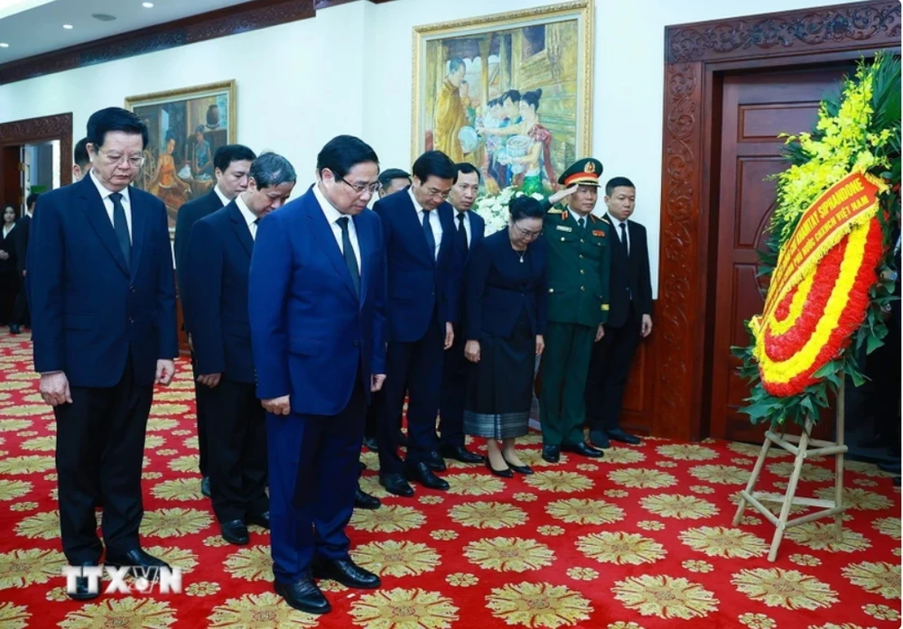 Thủ tướng Phạm Minh Chính viếng đồng chí Khamtay Siphandone