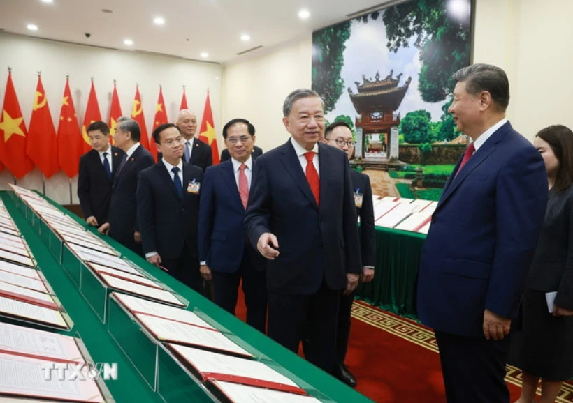 Tổng Bí thư Tô Lâm và Tổng Bí thư, Chủ tịch nước Trung Quốc Tập Cận Bình chứng kiến trưng bày các văn kiện hợp tác giữa hai nước. (Ảnh: TTXVN)