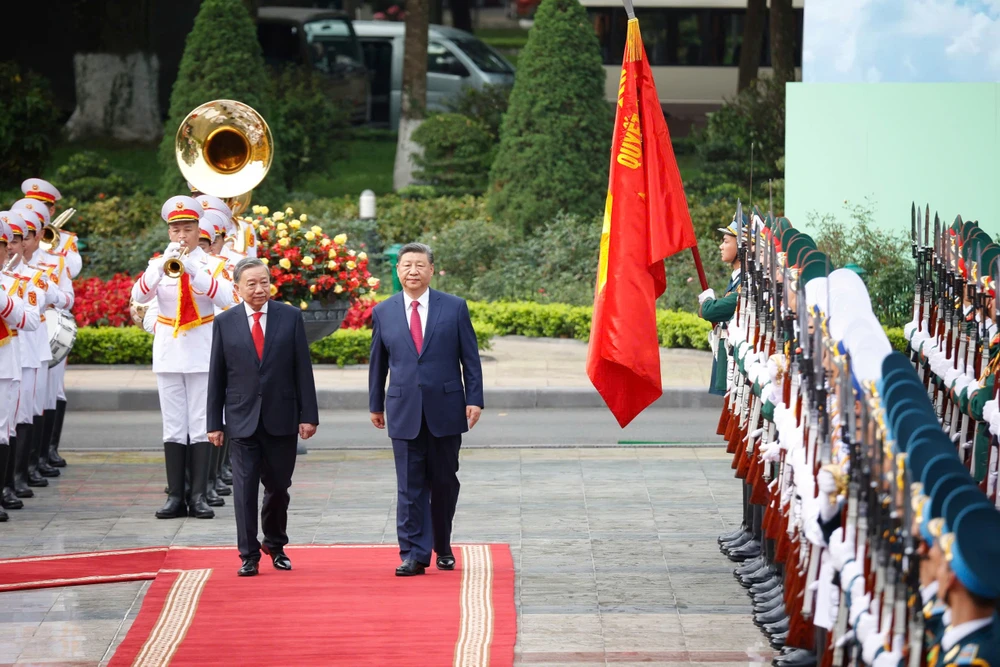 Tổng Bí thư Tô Lâm cùng Tổng Bí thư, Chủ tịch Trung Quốc Tập Cận Bình duyệt đội danh dự tại Phủ Chủ tịch chiều 14-4 - Ảnh: HUYỀN DIỆU