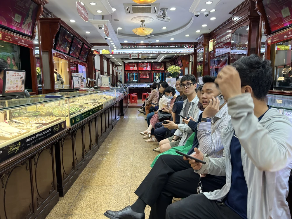 Nguyên nhân đằng sau những diễn biến bất thường trên thị trường vàng