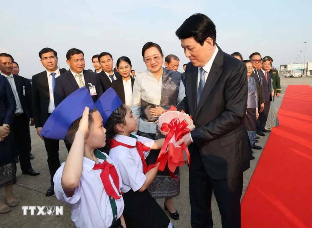 Chủ tịch nước về tới Hà Nội, kết thúc tốt đẹp chuyến thăm cấp Nhà nước tới Lào