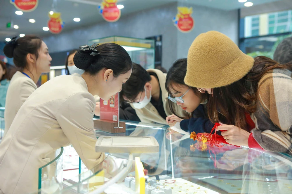 Diễn biến thuế quan mới từ Mỹ kéo giá vàng thế giới tăng mạnh