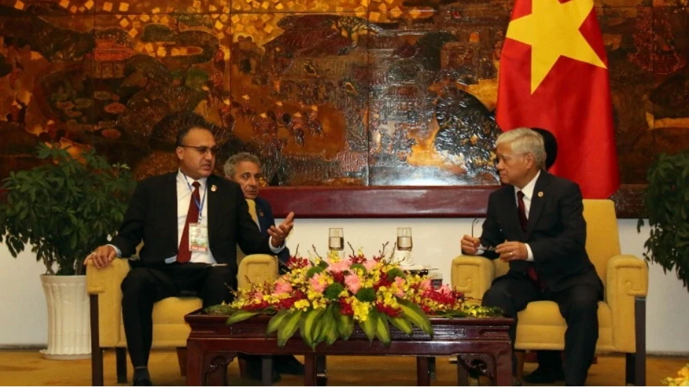 Chủ tịch Ủy ban Trung ương Mặt trận Tổ quốc Việt Nam Đỗ Văn Chiến tiếp ông Bensalem Mohamed, Ủy viên Bộ Chính trị Đảng Mặt trận giải phóng dân tộc Algeria. (Ảnh: TTXVN)