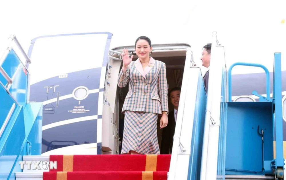 Thủ tướng Thái Lan bắt đầu thăm chính thức Việt Nam