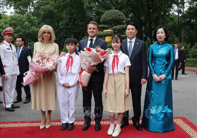 Chủ tịch nước Lương Cường chủ trì lễ đón Tổng thống Cộng hòa Pháp Emmanuel Macron