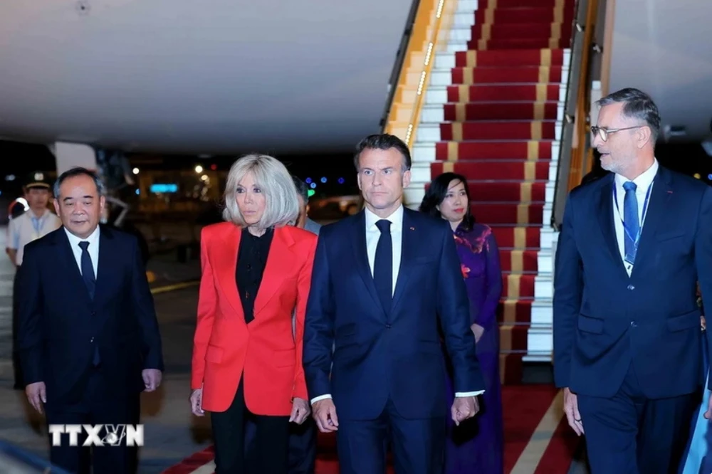 Tổng thống Pháp và Phu nhân đến Hà Nội, bắt đầu thăm cấp Nhà nước tới Việt Nam