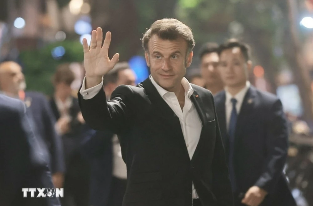 Tổng thống Pháp và phu nhân nắm tay nhau dạo phố cổ Hà Nội