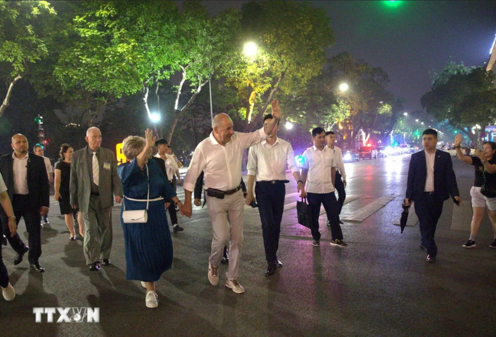 Tổng thống Hungary Sulyok Tamas và Phu nhân Nagy Zsuzsanna thân thiện vẫy chào người dân Hà Nội. Ảnh: TTXVN