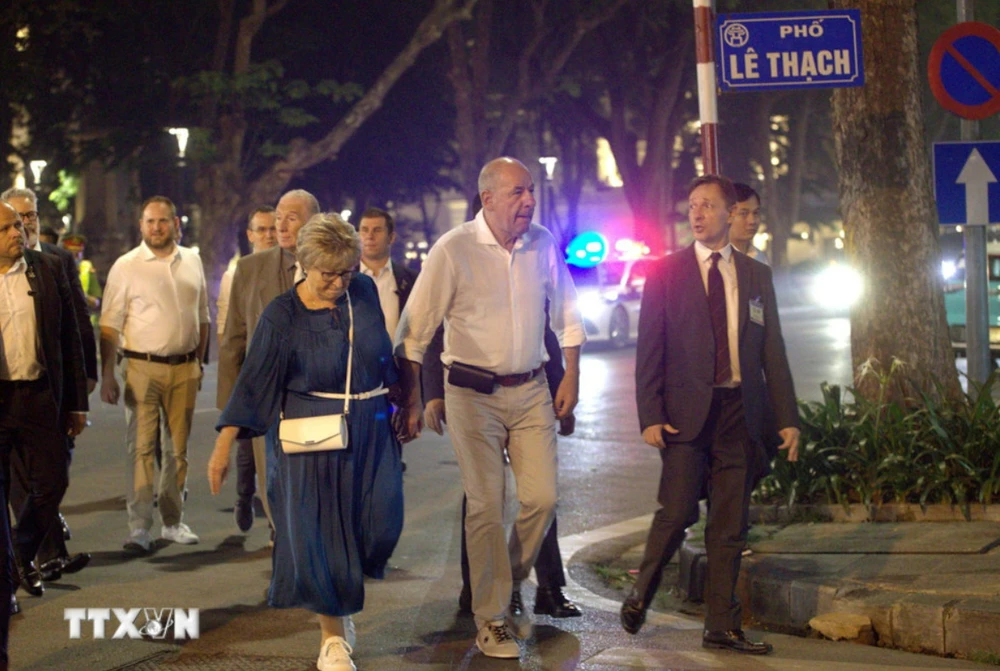 Dù tối qua Hà Nội có mưa phùn nhẹ, Tổng thống Hungary Sulyok Tamas và Phu nhân Nagy Zsuzsanna vẫn rất vui vẻ, tay trong tay đi dạo khắp phố phường. Ảnh: TTXVN