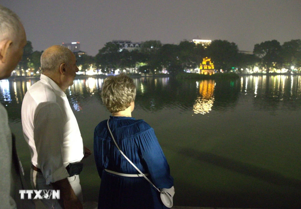 Tổng thống Hungary Sulyok Tamas và Phu nhân tiếp tục di chuyển tới khu vực bờ hồ Hoàn Kiếm, thong thả dạo bước và chiêm ngưỡng Tháp Rùa hiện lên lung linh dưới ánh đèn đêm, biểu tượng thiêng liêng gắn liền với lịch sử của Thủ đô Hà Nội. Ảnh: TTXVN