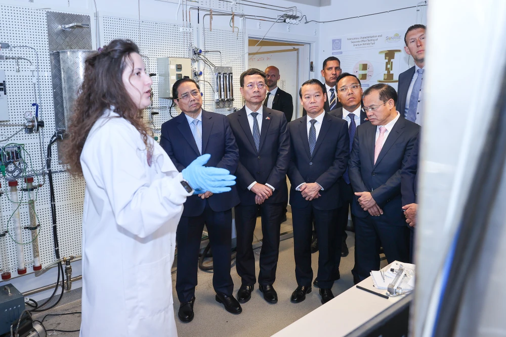 Thủ tướng Phạm Minh Chính làm việc với Phòng thí nghiệm hạt nhân của Viện Nghiên cứu Hoàng gia Thụy Điển